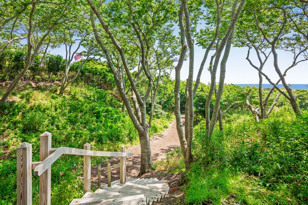 Photo of walking down to beach at 32 windmill