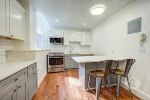 eat-in kitchen in Jackson Heights apartments